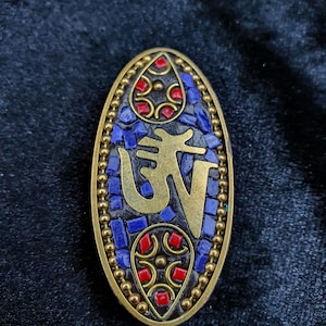 Abalorios tibetanos de latón nepalí hechos a mano con piedra de coral Lapis Lazuli y símbolo OM