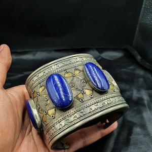 Kostenloser Versand weltweit riesige schöne Design Afghani Silber vergoldet Armreif mit guter Qualität Lapis Lazuli Stein