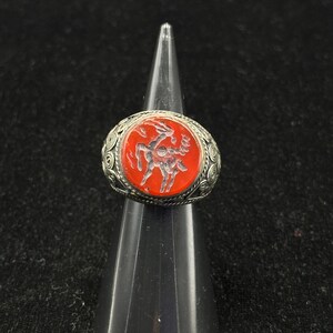 Mycket gammal massiv silverring med Peryton-intaglio-karneol från Afghanistan