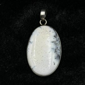 Pingente vintage artesanal em prata de lei com pedra de opala dendrítica natural. imagem 4
