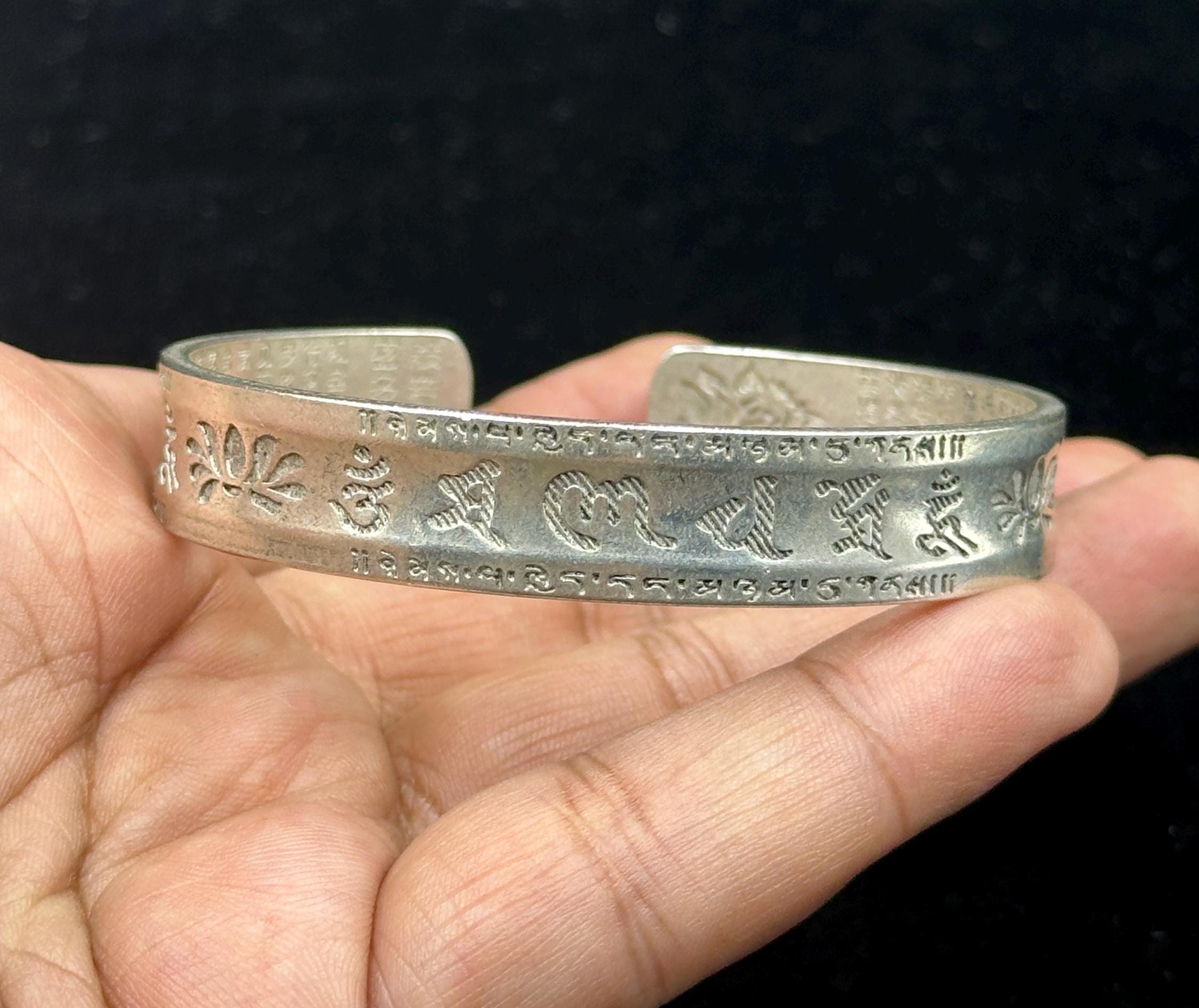 手作りのチベットシルバー彫刻の幸運のバングルブレスレット - Etsy 日本
