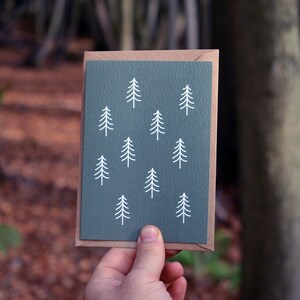 Pacchetti di cartoline di Natale testurizzate A6 verde foresta ~ Simpatico albero di pino Scandi Woodland Woods MTB Forests Mountainbike Trees Scandinavian Xmas Card