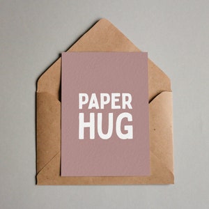 Paper Hug Blush Pink A6 Textured Mother's Day Card ~ niña recién nacida Cute Pink Pensando en ti enviando abrazos bebé Madres mamá pérdida simpatía
