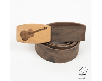 Cintura in pelle con fibbia in legno di pero e motivo chitarra/cintura da musicista/strumento musicale/chitarra acustica