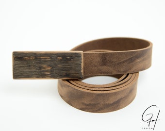 Leather belt with wooden buckle from the antique whisky barrel