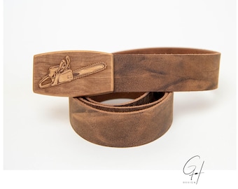 Leder Gürtel mit Motorsäge Holzschnalle | Büffelleder Handmade | Geschenk für Forstarbeiter & Handwerker | Unikat für Waldarbeiter
