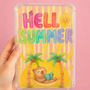 Puede incluir: Una funda transparente para tableta con una ilustración colorida y el texto HELLO SUMMER. El diseño incluye un sol sonriente, dos palmeras y un oso pardo leyendo un libro azul en una hamaca sobre un fondo de rayas amarillas.