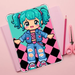 Può includere: Una custodia per tablet con un'illustrazione in pixel art di un personaggio con codini color turchese, che indossa una giacca di jeans blu, un top corto rosa e jeans blu strappati. Lo sfondo presenta un motivo a scacchi rosa e neri.