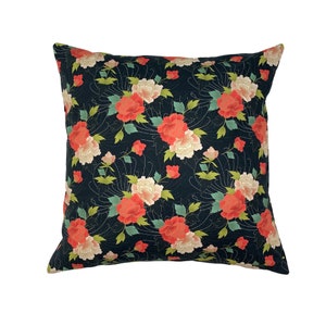 Svart blommigt örngott, 50 x 50 cm, med dragkedja