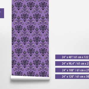 Puede incluir: Papel tapiz morado con un patr&oacute;n repetitivo de caras de fantasmas negros. El papel tapiz se muestra enrollado, con el texto "Wallpaplert HOME DESIGN DECOR" en la esquina superior izquierda. El texto "24" x 48" / 61 cm x 122 cm" se muestra en la esquina inferior derecha, junto con otras opciones de tama&ntilde;o.