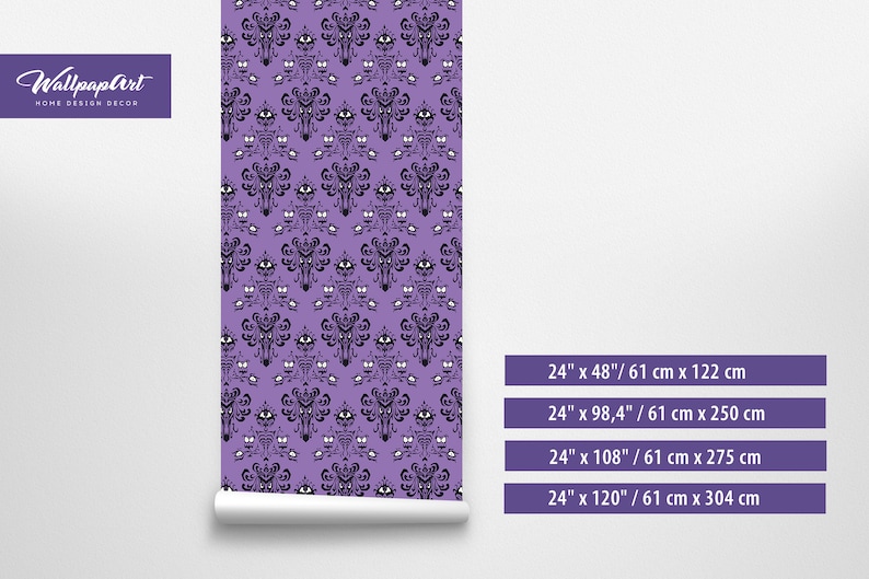 Puede incluir: Papel tapiz morado con un patr&oacute;n repetitivo de caras de fantasmas negros. El papel tapiz se muestra enrollado, con el texto "Wallpaplert HOME DESIGN DECOR" en la esquina superior izquierda. El texto "24" x 48" / 61 cm x 122 cm" se muestra en la esquina inferior derecha, junto con otras opciones de tama&ntilde;o.