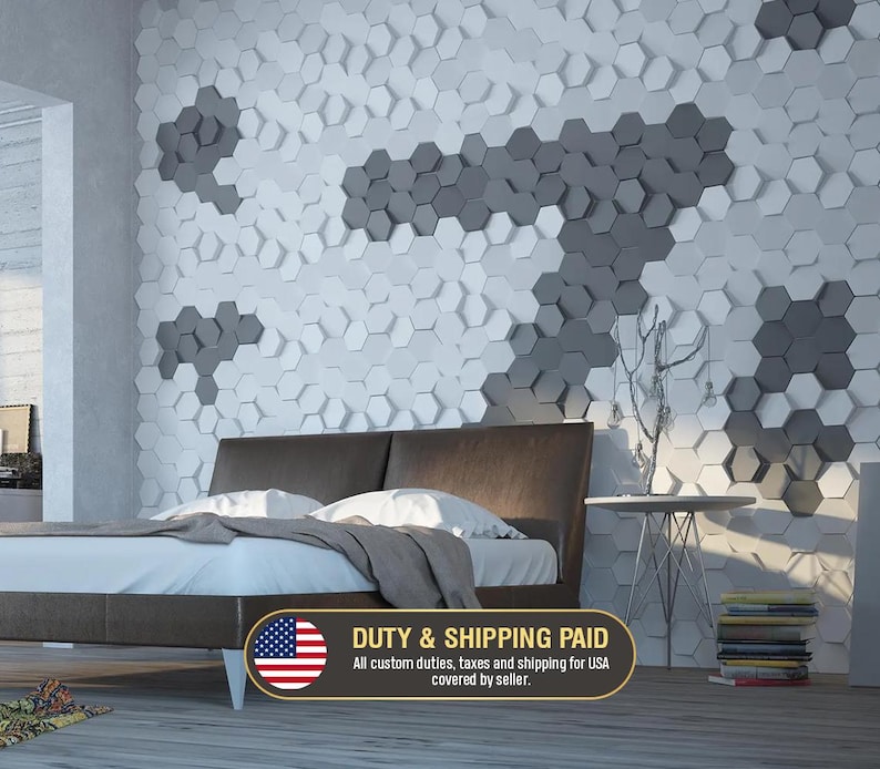 Pode incluir: Uma parede de quarto com um padr&atilde;o geom&eacute;trico tridimensional de azulejos hexagonais brancos e cinza-escuros. A parede serve de fundo para uma estrutura de cama castanho-escura com roupa de cama branca e uma pequena mesa de apoio.