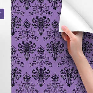 Puede incluir: Papel tapiz morado con un patr&oacute;n negro repetido de un dise&ntilde;o de casa encantada. El texto "WallpaperArt HOME DESIGN DECOR" est&aacute; en la esquina superior izquierda.