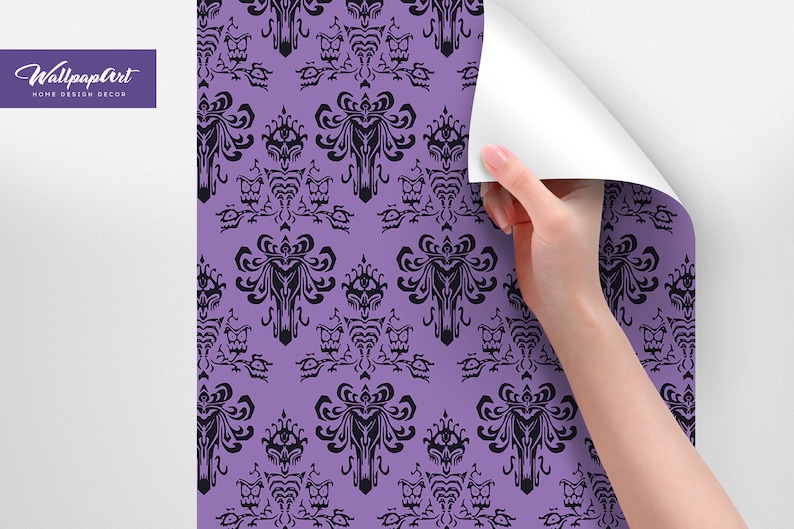 Puede incluir: Papel tapiz morado con un patr&oacute;n negro repetido de un dise&ntilde;o de casa encantada. El texto "WallpaperArt HOME DESIGN DECOR" est&aacute; en la esquina superior izquierda.