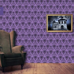 Puede incluir: Papel tapiz morado con un patr&oacute;n repetitivo en blanco y negro de una casa encantada. El papel tapiz est&aacute; en una habitaci&oacute;n con un sill&oacute;n marr&oacute;n y una imagen enmarcada de una casa encantada.