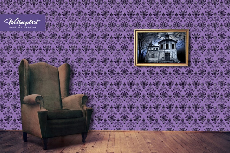 Puede incluir: Papel tapiz morado con un patr&oacute;n repetitivo en blanco y negro de una casa encantada. El papel tapiz est&aacute; en una habitaci&oacute;n con un sill&oacute;n marr&oacute;n y una imagen enmarcada de una casa encantada.