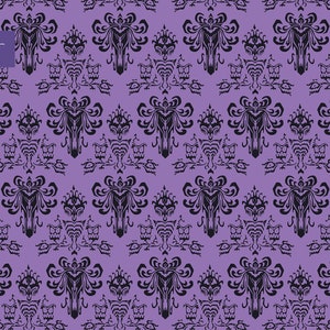 Puede incluir: Un patr&oacute;n de papel tapiz morado y negro con un dise&ntilde;o repetido de una cara de fantasma con ojos y una corona. El texto "WallpaperArt HOME DESIGN DECOR" est&aacute; en la parte superior de la imagen.