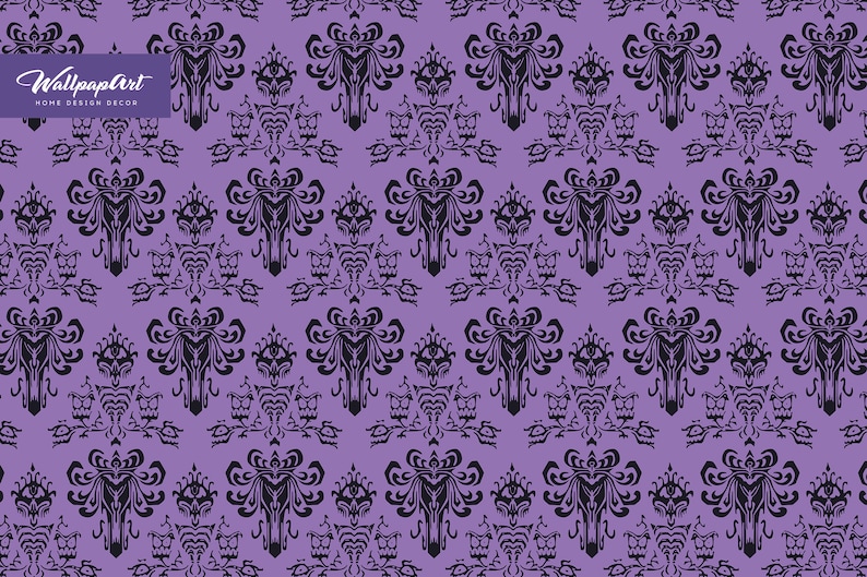 Puede incluir: Un patr&oacute;n de papel tapiz morado y negro con un dise&ntilde;o repetido de una cara de fantasma con ojos y una corona. El texto "WallpaperArt HOME DESIGN DECOR" est&aacute; en la parte superior de la imagen.