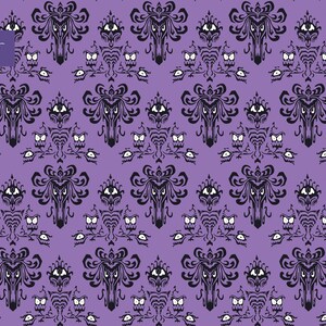 Puede incluir: Un fondo morado con un patr&oacute;n repetitivo de figuras de fantasmas en blanco y negro. El patr&oacute;n est&aacute; inspirado en la atracci&oacute;n Haunted Mansion de los parques tem&aacute;ticos de Disney. El texto "WallpaperArt HOME DESIGN DECOR" est&aacute; en la parte superior de la imagen.