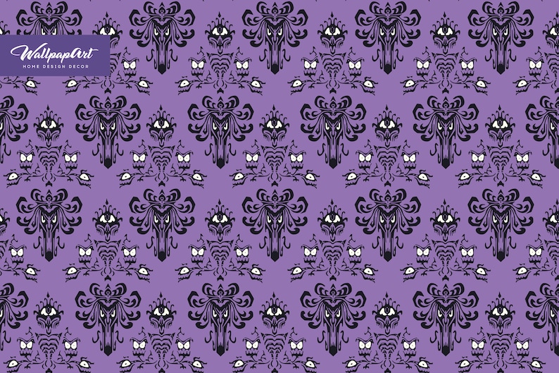Puede incluir: Un fondo morado con un patr&oacute;n repetitivo de figuras de fantasmas en blanco y negro. El patr&oacute;n est&aacute; inspirado en la atracci&oacute;n Haunted Mansion de los parques tem&aacute;ticos de Disney. El texto "WallpaperArt HOME DESIGN DECOR" est&aacute; en la parte superior de la imagen.