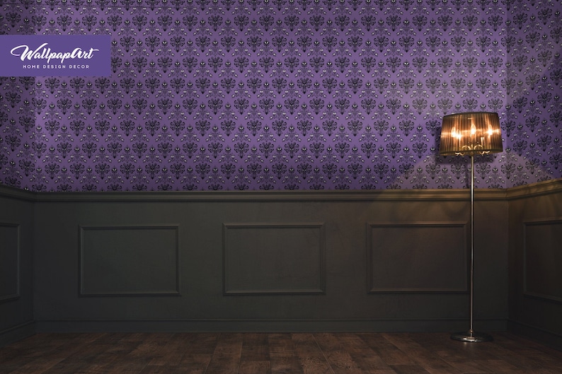 Puede incluir: Una habitaci&oacute;n con papel tapiz morado que presenta un patr&oacute;n repetitivo de un fantasma con un contorno negro. El papel tapiz tiene un brillo sutil. La habitaci&oacute;n tiene z&oacute;calos de color gris oscuro y un suelo de madera oscura. Una l&aacute;mpara de pie con una pantalla negra est&aacute; en la esquina de la habitaci&oacute;n.