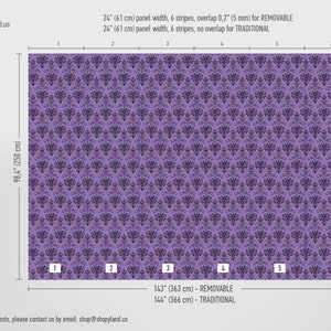 Puede incluir: Un patr&oacute;n de papel tapiz morado y negro con un dise&ntilde;o repetido de una cara de fantasma. El papel tapiz est&aacute; disponible en dos tama&ntilde;os: 143 pulgadas por 363 cent&iacute;metros (removible) y 144 pulgadas por 366 cent&iacute;metros (tradicional).