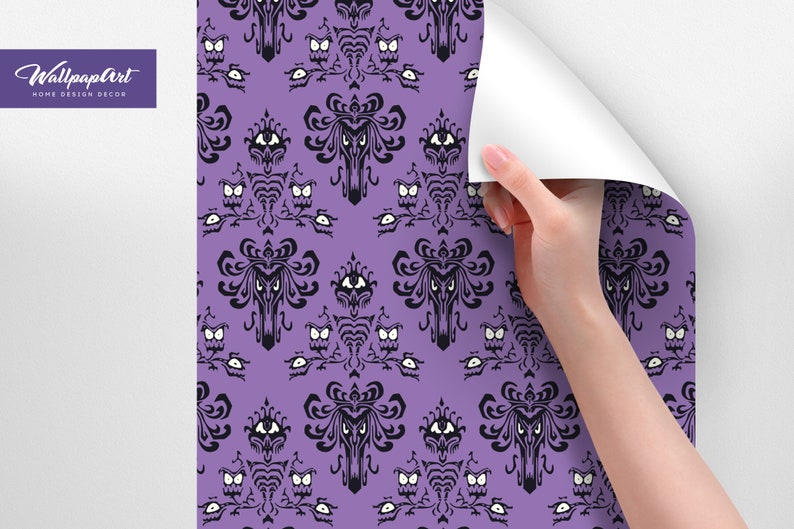 Puede incluir: Papel tapiz morado con un patr&oacute;n repetido de una mansi&oacute;n encantada negra con ojos blancos y un fantasma negro. El texto "WallpaperArt HOME DESIGN DECOR" est&aacute; en la esquina superior izquierda.