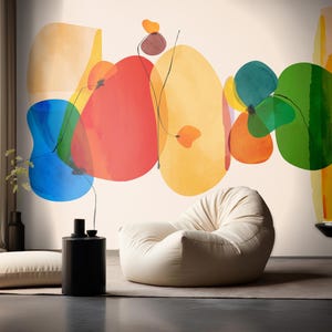 Peut inclure: Intérieur moderne avec une grande fresque abstraite colorée aux formes superposées rouges, jaunes, bleues et vertes. Un pouf blanc et une table d'appoint noire avec des objets décoratifs sont au premier plan.