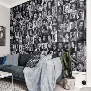 Może przedstawiać: Czarno-biała fotokolaż twarzy znanych os&oacute;b, użyty jako mural ścienny w salonie z szarą sofą, kaktusową rośliną i białym stolikiem kawowym.