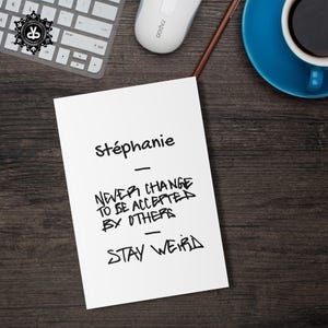 Quaderno con copertina morbida formato A5 Stay Weird | Diario motivazionale per creativi, regalo minimalista per lei, citazioni motivazionali, affermazioni fisse