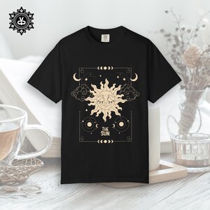 Tshirt tendance avec motif soleil  façon carte de tarot | Cadeau pour les passionnés de lune, de magie et d'astrologie, cadeau pour elle