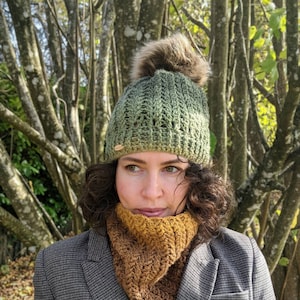 Snood Bonnet en laine pompon fausse fourrure coloris 'Vert forêt' 'Handmade / Knitted Faux fur 'Forest green gradiant' beanie Snood image 1