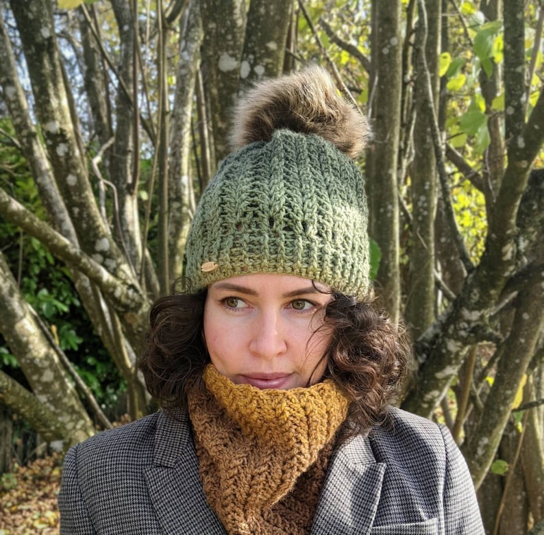 Snood Bonnet en laine pompon fausse fourrure coloris 'Vert forêt' 'Handmade / Knitted Faux fur 'Forest green gradiant' beanie Snood image 1