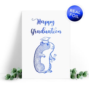 Tarjeta de felicitación de graduación de conejillo de Indias, hecha con papel de aluminio real. Oro, oro rosa, plata y otras láminas. Viene con un sobre.