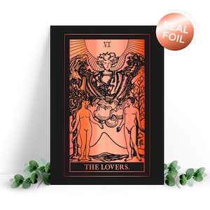 La carte de voeux du tarot des amoureux sur un papier cartonné noir. Anniversaire, carte de voeux de Saint-Valentin pour les amoureux.