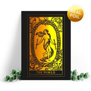 Il biglietto d'auguri dei Tarocchi del mondo su cartoncino nero. Promozione, laurea, trasloco, nuovo lavoro, buona fortuna, biglietto di auguri di buon viaggio.