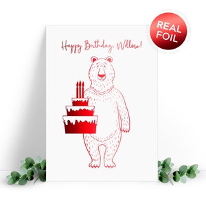 Cartão de aniversário em folha real com urso segurando bolo. Nome personalizado, cartão de aniversário legal personalizado. Vem com um envelope.