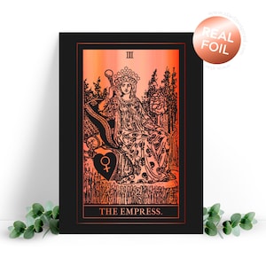 Carte de voeux de tarot L'Impératrice sur un papier cartonné noir. L'impératrice signifie énergie fertile, fertilité et grossesse. Fertilité, carte de FIV.