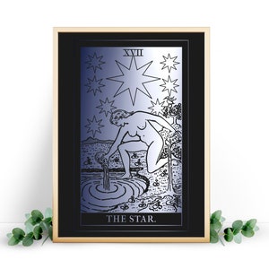 Impression de cartes de tarot étoiles. Poster de tarot déjoué sur un papier cartonné noir.