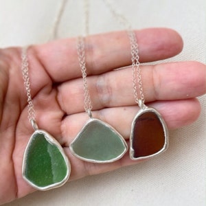 Collar en plata con cristal de mar. Sea glass silver necklace.