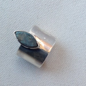Silver ring with  Labradorite . Anillo en plata con Labradorita