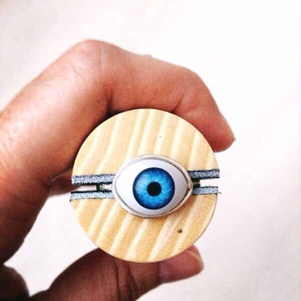 Anillo de plata con ojo de resina  . Silver ring with resin eye.