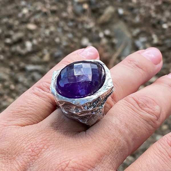 Anillo de plata con amatista. Silver ring with amethyst stone