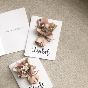 Cartes de fleurs séchées personnalisées pour les propositions de demoiselle d'honneur (nouveau mini bouquet – calligraphie)
