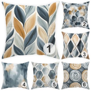 Pode incluir: Seis designs diferentes de almofadas decorativas com padrões abstratos em tons de azul, bege e branco. Os padrões incluem folhas, formas geométricas e círculos.