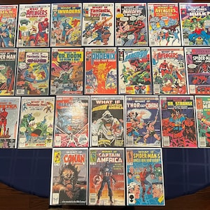 Puede incluir: Una colección de 25 cómics vintage de la serie 'What If' de Marvel Comics. Las portadas presentan varios superhéroes, incluidos Spider-Man, Capitán América, Thor, Hulk y Daredevil. Los cómics están en buen estado y tienen una estética retro colorida.