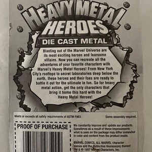 Pode incluir: Uma embalagem cinza e branca de figuras de a&ccedil;&atilde;o de metal fundido Heavy Metal Heroes. A embalagem apresenta o logotipo da Marvel Comics e o texto "Heavy Metal Heroes". A parte de tr&aacute;s da embalagem tem uma descri&ccedil;&atilde;o do produto.