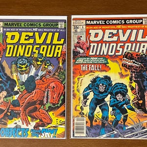 Può includere: Quattro copertine di fumetti con il Devil Dinosaur. Le copertine sono a colori e mostrano il Devil Dinosaur in varie pose. Le copertine sono intitolate "Devil Dinosaur" e presentano il testo "War with the Spider God!" "Objects Fly!" "The Fall!" e "The Prisoner of the Demon Tree!"