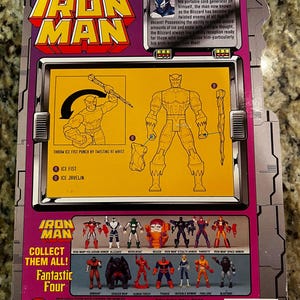 K&ouml;nnte beinhalten: Die R&uuml;ckseite einer Plastik-Actionfigur-Verpackung mit Iron Man und den Fantastic Four. Die Verpackung ist lila, gelb und schwarz mit einem Bild des Blizzard-Charakters. Der Text auf der R&uuml;ckseite lautet "Marvel Comics Iron Man Collect Them All! Fantastic Four Toy Biz Toll Free Customer Service Number 1-800-634-7539".