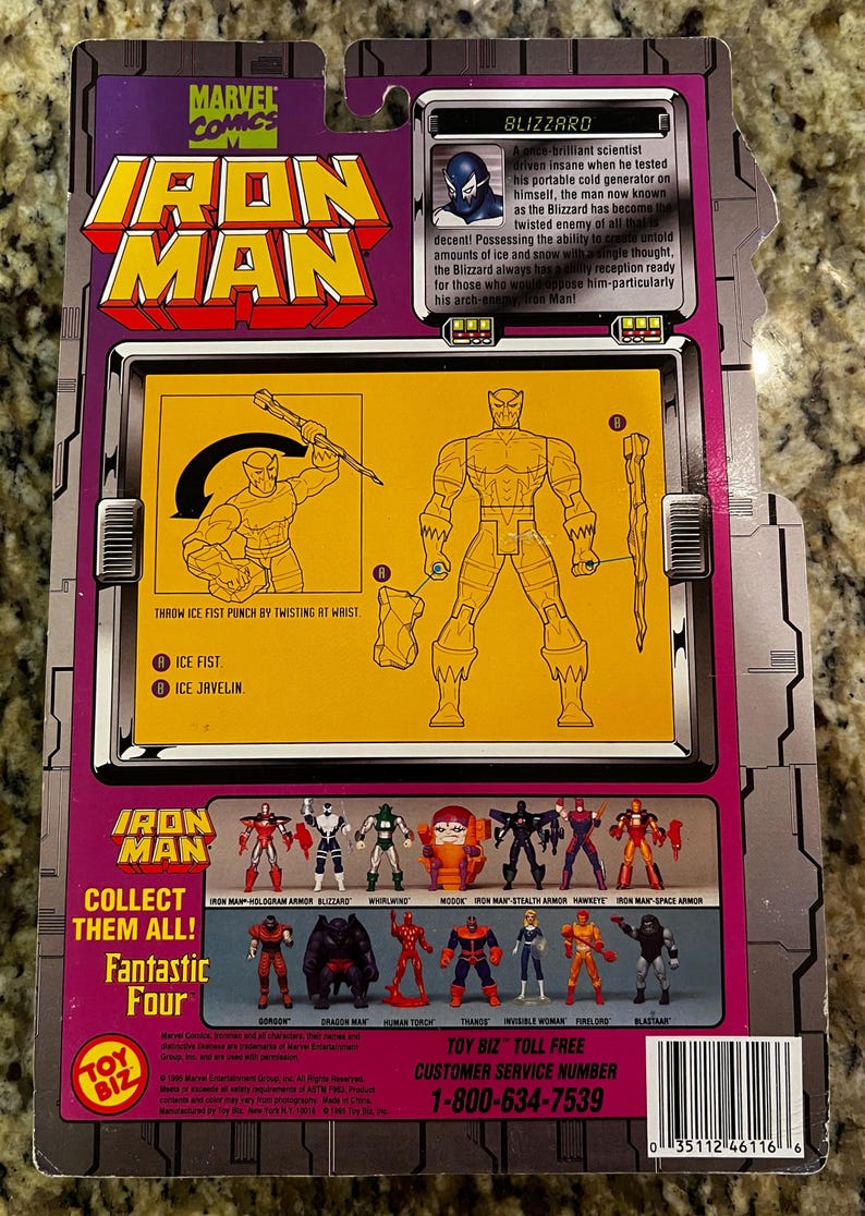 K&ouml;nnte beinhalten: Die R&uuml;ckseite einer Plastik-Actionfigur-Verpackung mit Iron Man und den Fantastic Four. Die Verpackung ist lila, gelb und schwarz mit einem Bild des Blizzard-Charakters. Der Text auf der R&uuml;ckseite lautet "Marvel Comics Iron Man Collect Them All! Fantastic Four Toy Biz Toll Free Customer Service Number 1-800-634-7539".
